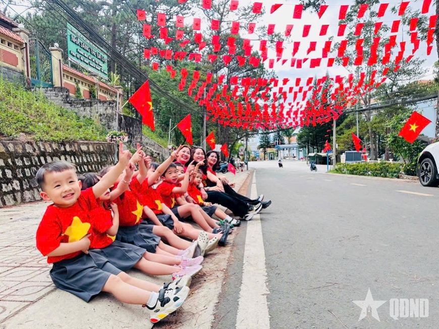 Đà Lạt rực rỡ cờ hoa
