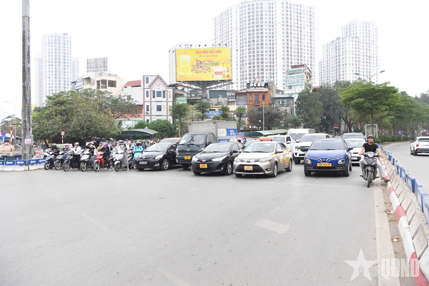 Hà Nội: Tăng cường xử lý tình trạng đi trên vỉa hè, vượt đèn đỏ, đi ngược chiều