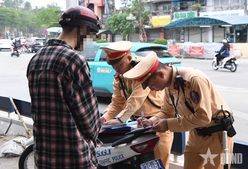 Hà Nội: Tăng cường xử lý tình trạng đi trên vỉa hè, vượt đèn đỏ, đi ngược chiều