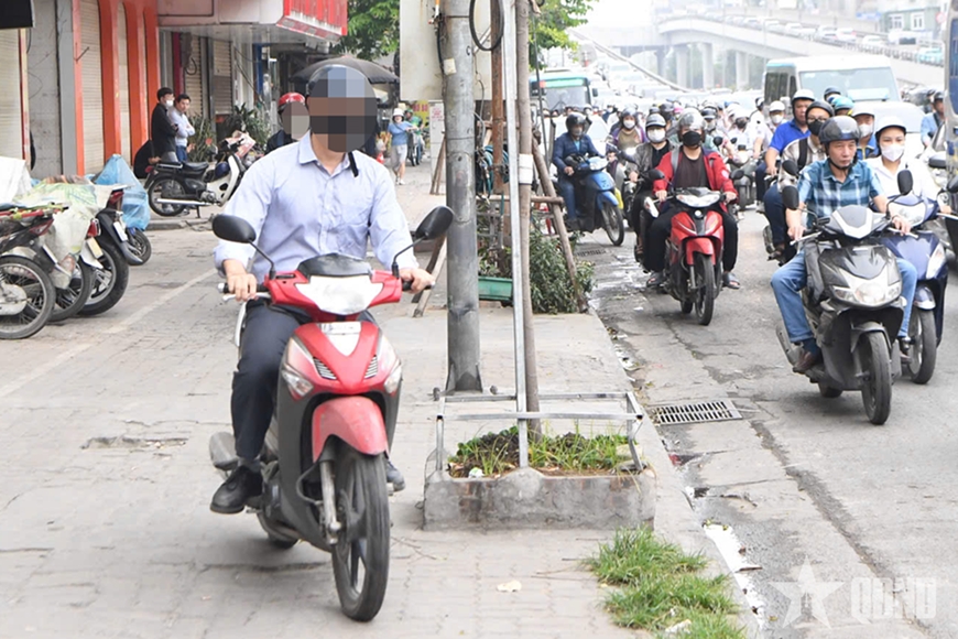 Hà Nội: Tăng cường xử lý tình trạng đi trên vỉa hè, vượt đèn đỏ, đi ngược chiều