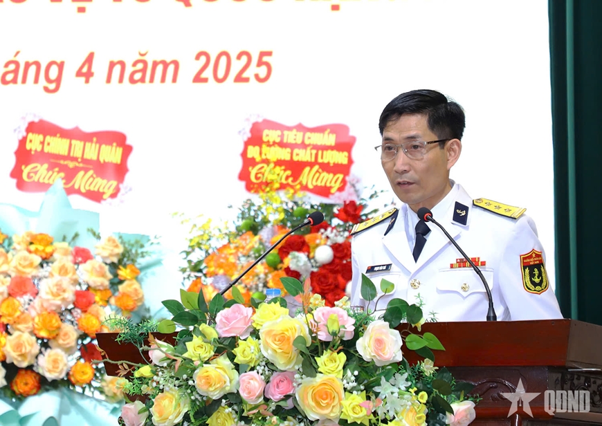 Thượng tá Phạm Văn Trà, Chính ủy Nhà máy X46 đọc Thư khen của thủ trưởng Bộ Quốc phòng.