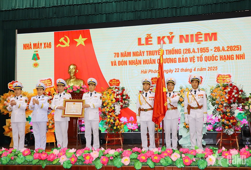 Thừa ủy quyền của Chủ tịch nước, Phó đô đốc Trần Thanh Nghiêm đã trao tặng Nhà máy X46 Huân chương Bảo vệ Tổ quốc hạng Nhì.
