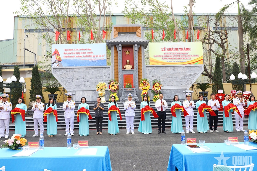 Các đại biểu cắt băng khánh thành Bia di tích “Bác Hồ về thăm Xưởng 46”.