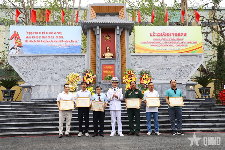Thừa ủy quyền của thủ trưởng Bộ tư lệnh Hải quân Thượng tá Trần Văn Trà trao Bằng khen tặng các tập thể, cá nhân, doanh nghiệp có thành tích tốt trong xây dựng Bia di tích “Bác Hồ về thăm Xưởng 46”.