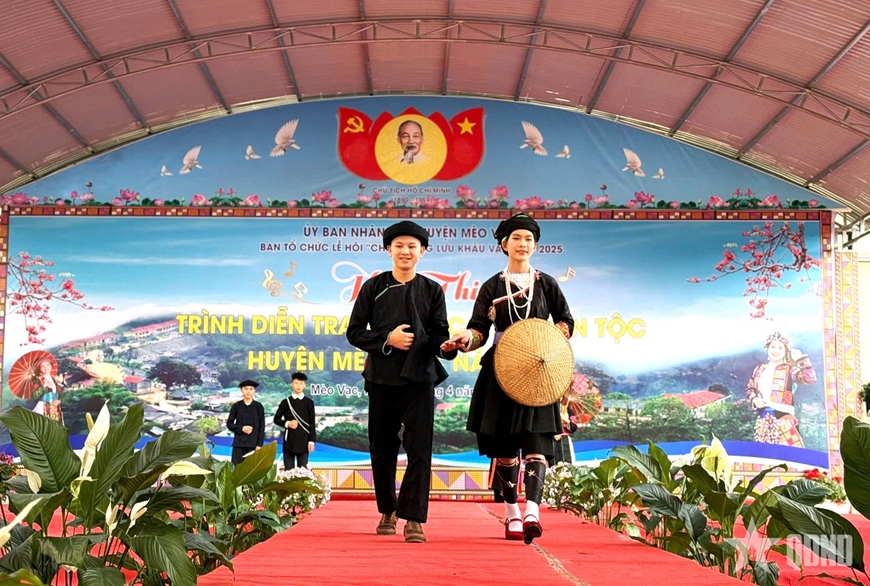 Huyện Mèo Vạc (Hà Giang): Ấn tượng hội thi trình diễn trang phục truyền thống các dân tộc