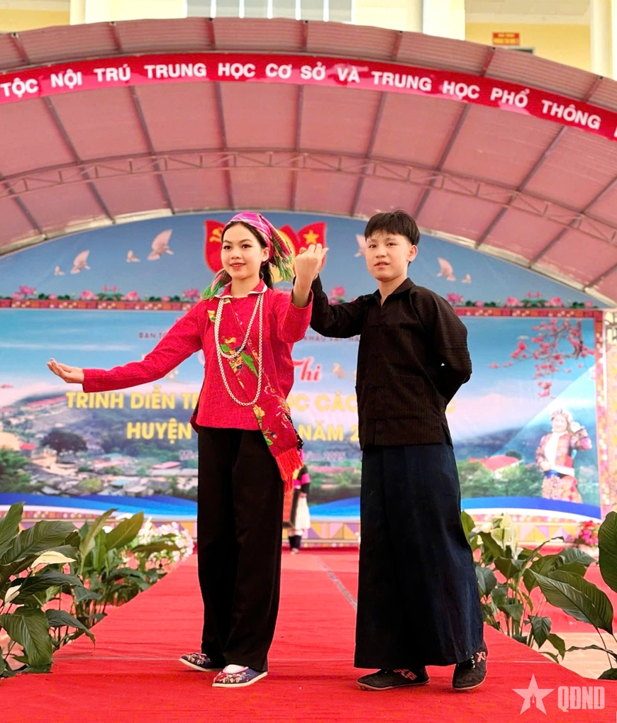 Em Hoàng Thị Luyên, lớp 8C, Trường Phổ thông Dân tộc bán trú THCS xã Giàng Chu Phìn (Mèo Vạc, Hà Giang) tham gia dự thi trang phục truyền thống dân tộc Xuồng.