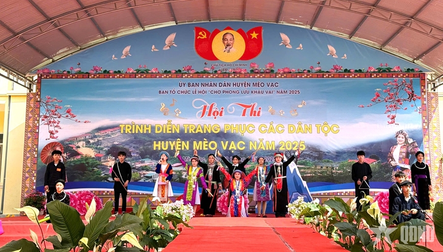 Các đội thi tham gia 2 nội dung là phần thi trình diễn trang phục dân tộc và thi năng khiếu.