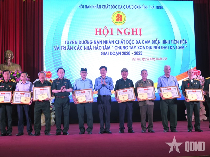 Lãnh đạo Trung ương Hội trao bằng khen và tặng quà NNCĐDC tại hội nghị. 
