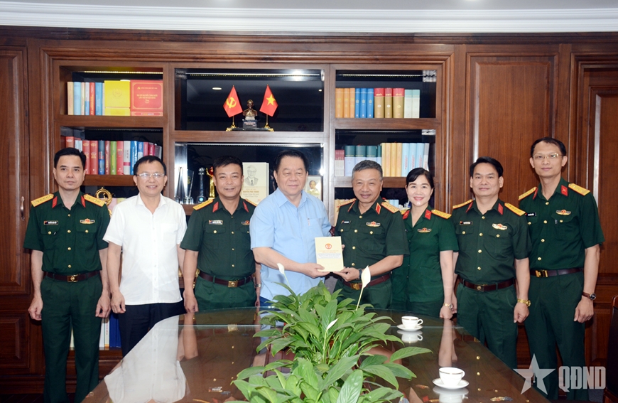  Thượng tướng Lê Quang Minh trao quà của Tổng cục Chính trị Quân đội nhân dân Việt Nam tặng đồng chí Nguyễn Trọng Nghĩa.