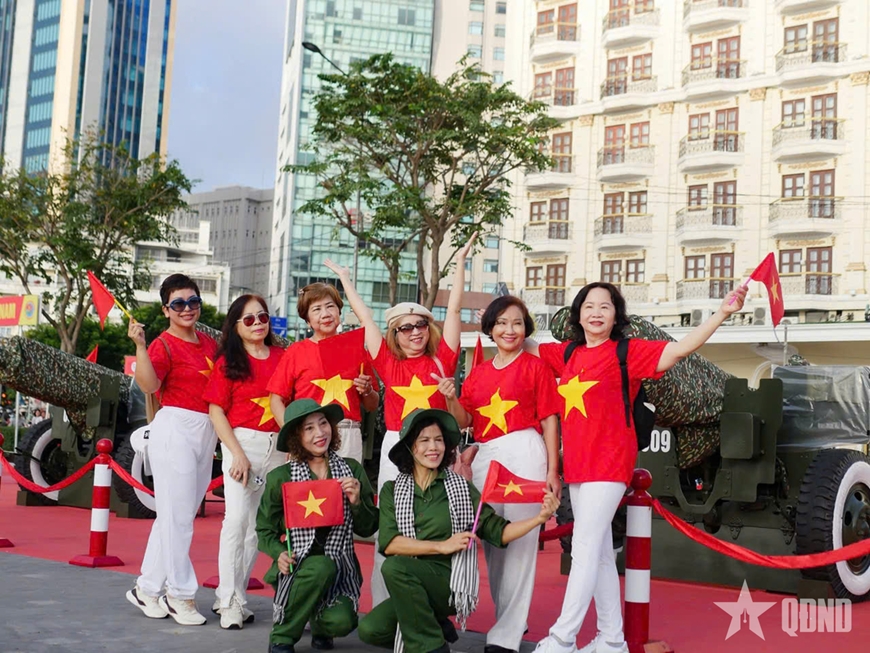 TP Hồ Chí Minh rực rỡ cờ Tổ quốc