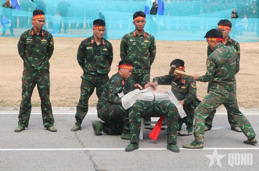 Đặc công nước khổ luyện