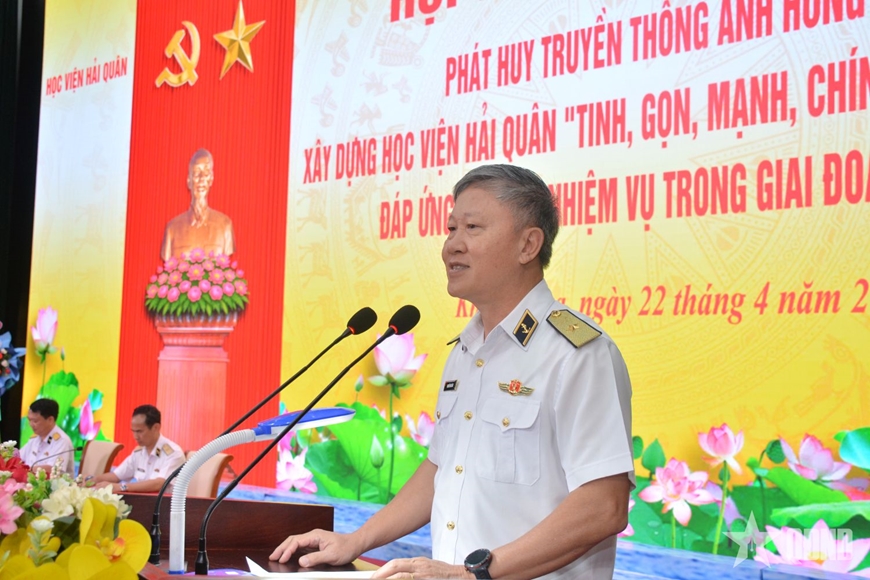 Chuẩn đô đốc, GS, TS Nguyễn Văn Lâm, nguyên Giám đốc Học viện Hải quân trình bày tham luận tại hội thảo.