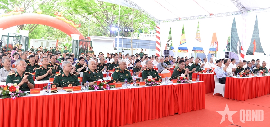 Các đại biểu tham dự buổi lễ. 