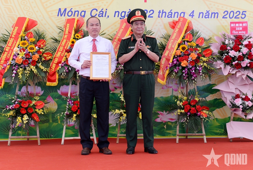 Thiếu tướng Nguyễn Đức Lợi, Chính ủy Tổng cục II trao quyết định bàn giao nhà tưởng niệm cho địa phương. 