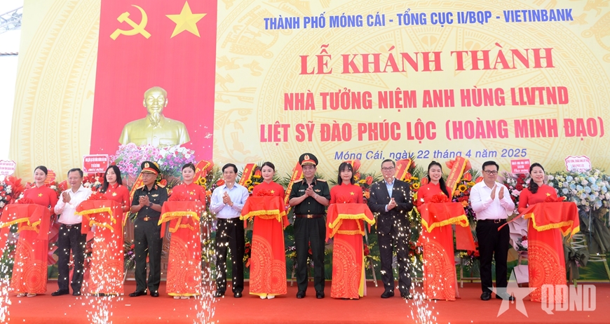 Các đại biểu cắt băng khánh thành nhà tưởng niệm. 