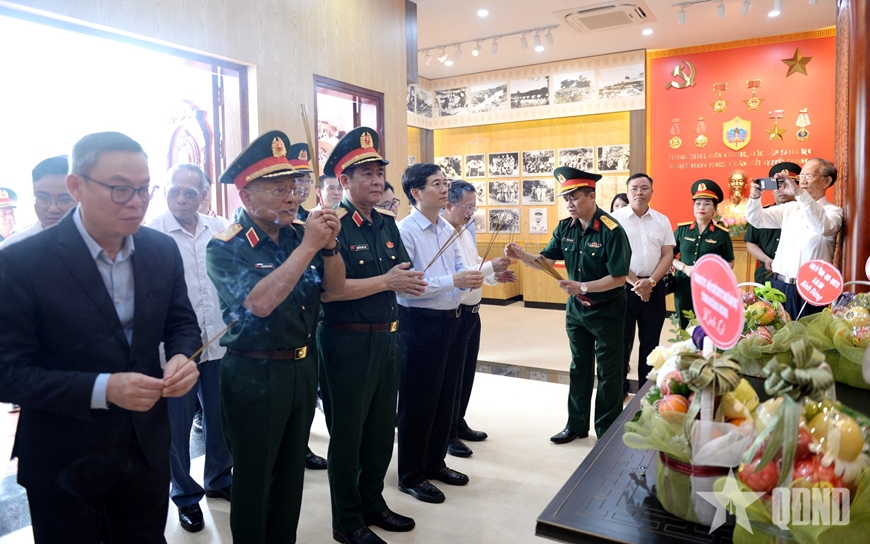 Các đại biểu dâng hương tưởng niệm liệt sĩ, Anh hùng Lực lượng vũ trang nhân dân Đào Phúc Lộc.