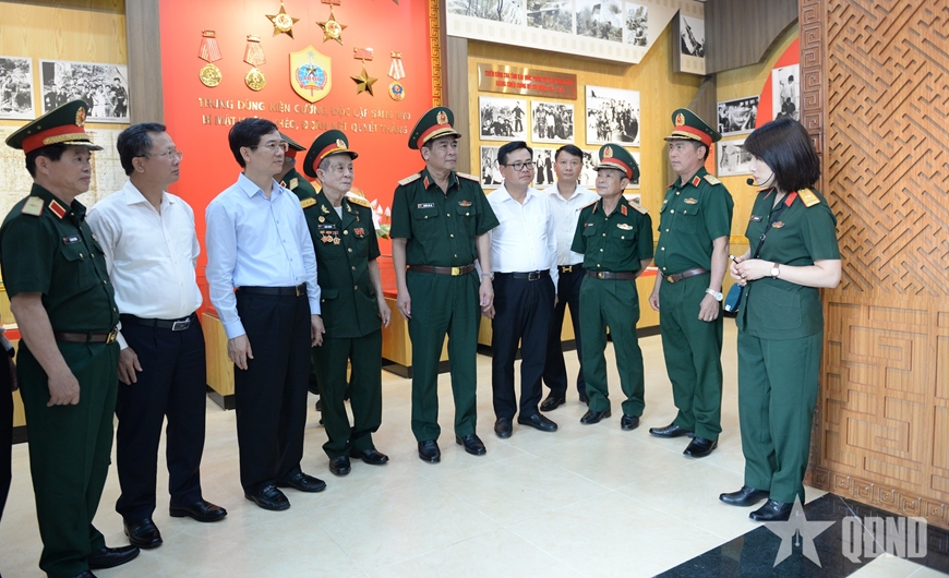 Các đại biểu tham quan nhà tưởng niệm liệt sĩ, Anh hùng Lực lượng vũ trang nhân dân Đào Phúc Lộc. 