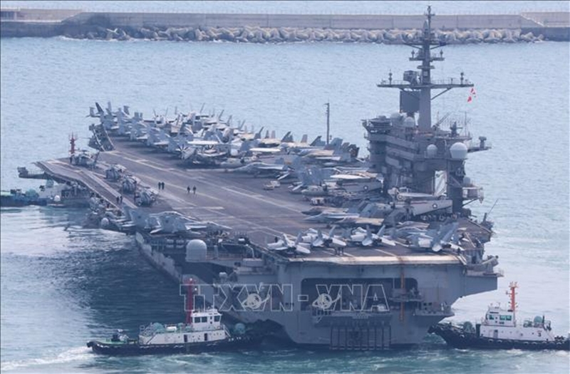 Houthi tấn công 2 tàu sân bay Mỹ