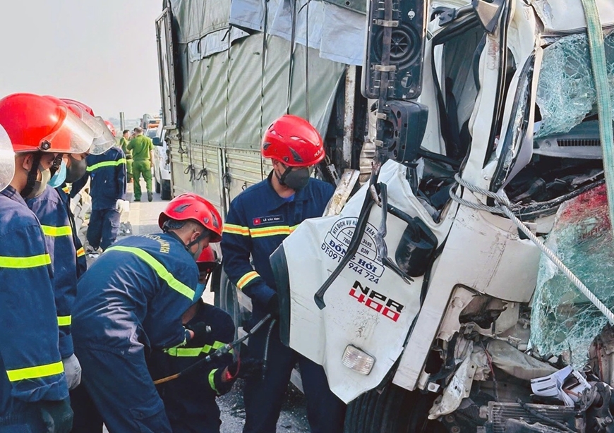 Thanh Hóa: Tai nạn trên cao tốc, hai người tử vong trên xe tải