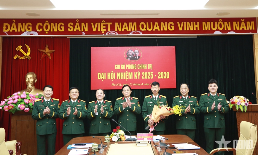 Lãnh đạo Cục Xăng dầu tặng hoa chúc mừng các đồng chí trúng cử nhiệm kỳ mới và đi dự đại hội cấp trên.