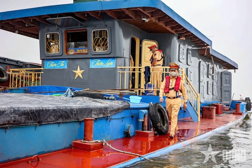 Tuần tra, xử lý vi phạm giao thông đường thủy dịp lễ