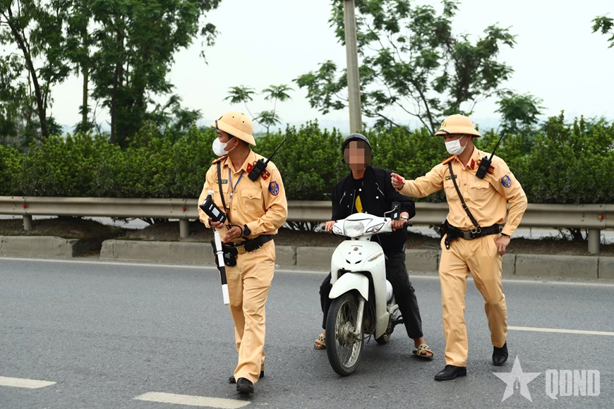Cảnh sát giao thông xử phạt vi phạm chạy quá tốc độ tại cửa ngõ Thủ đô