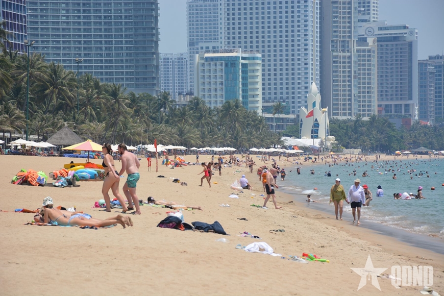 Đông đảo du khách đổ về Nha Trang - Khánh Hòa tham quan, nghỉ dưỡng