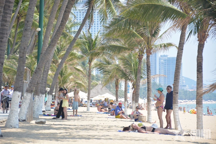 Đông đảo du khách đổ về Nha Trang - Khánh Hòa tham quan, nghỉ dưỡng