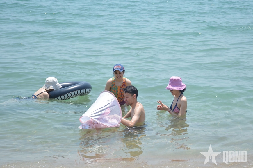 Đông đảo du khách đổ về Nha Trang - Khánh Hòa tham quan, nghỉ dưỡng