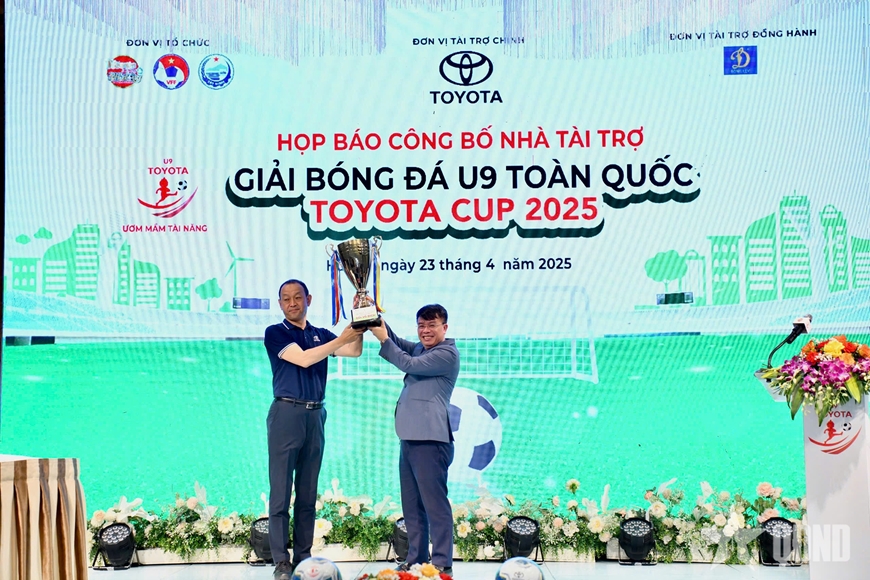  Ban tổ chức giới thiệu cúp vô địch Giải bóng đá U9 toàn quốc 2025. 