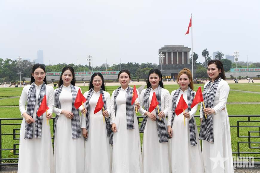 Người dân và du khách đổ về quảng trường Ba Đình chụp ảnh dịp 30-4