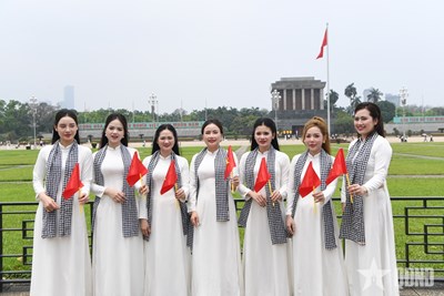 Gallery - 	Người dân và du khách đổ về quảng trường Ba Đình chụp ảnh dịp 30-4