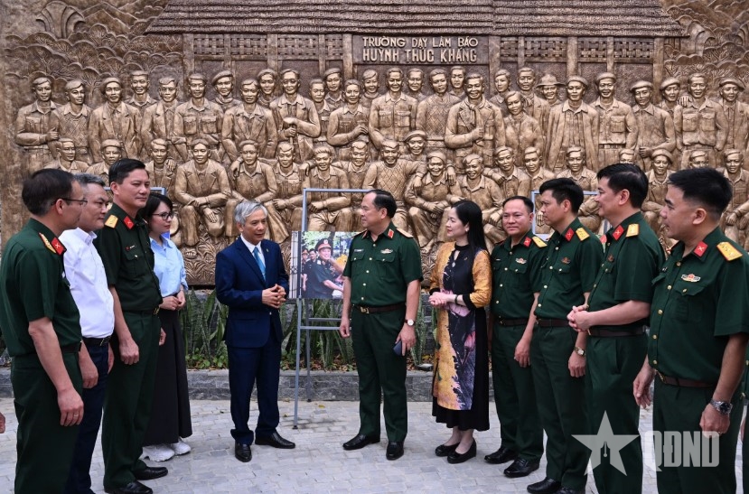 Thiếu tướng Đoàn Xuân Bộ, Ủy viên Ban Thường vụ Hội Nhà báo Việt Nam, Tổng biên tập Báo QĐND cùng các đại biểu trò chuyện bên lề tọa đàm.