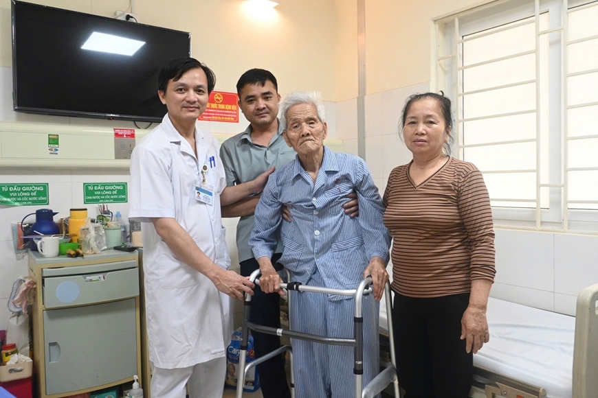 Bệnh viện Phổi Trung ương thay khớp háng thành công cho cụ ông 99 tuổi