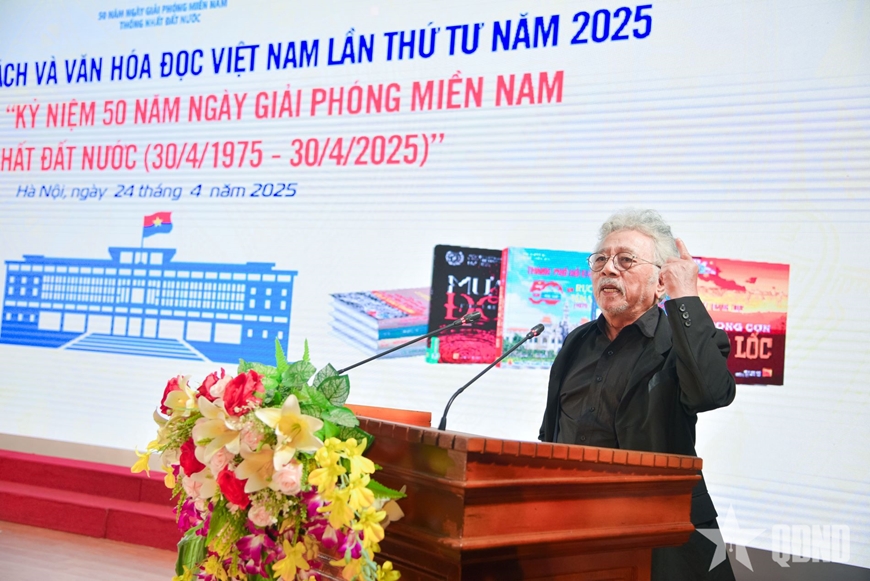 Đại tá, nhà văn Chu Lai trò chuyện với độc giả.