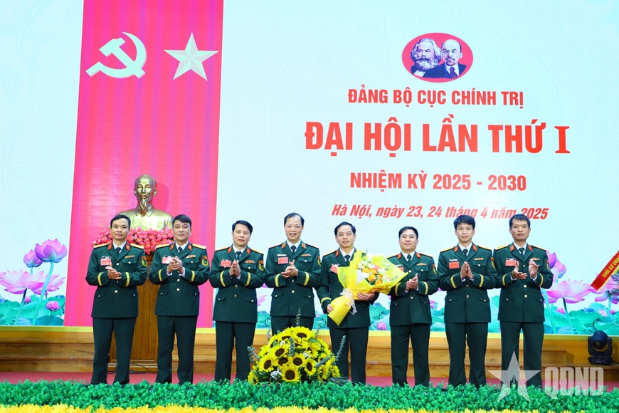  Thiếu tướng Nguyễn Minh Thắng, Bí thư Đảng ủy, Chính ủy Bộ tư lệnh 86 tặng hoa chúc mừng Ban chấp hành Đảng bộ Cục Chính trị nhiệm kỳ 2025-2030.