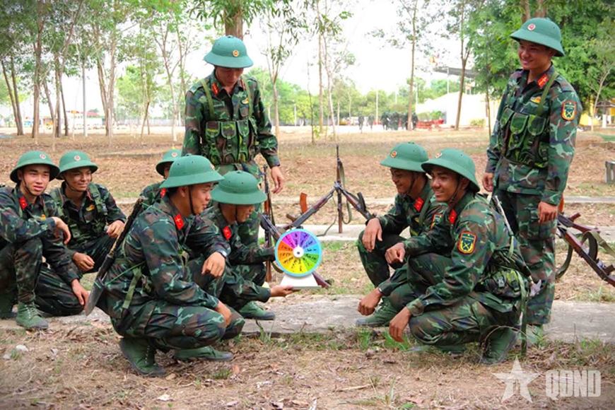 Phút thư giãn bổ ích của chiến sĩ mới trên thao trường
