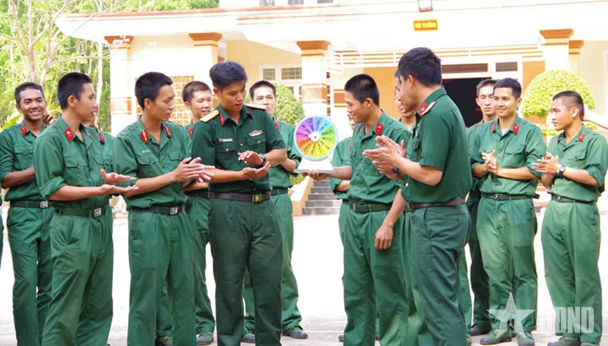 Phút thư giãn bổ ích của chiến sĩ mới trên thao trường