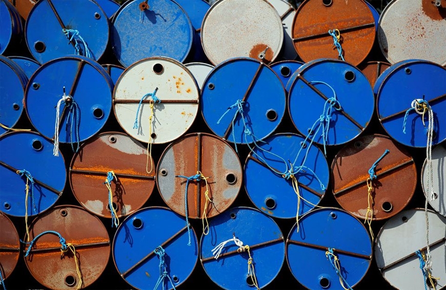 Giá dầu đang chịu tác động bởi một loạt các tin tức kinh tế. Ảnh minh họa: Reuters
