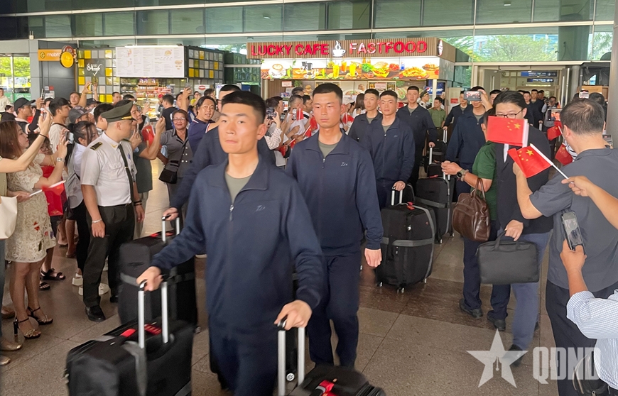 Đón lực lượng Quân giải phóng nhân dân Trung Quốc tham gia diễu binh, diễu hành