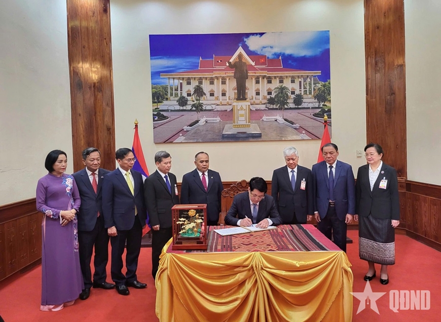 Chủ tịch nước Lương Cường ghi sổ lưu niệm sau khi tham quan Bảo tàng Kaysone Phomvihane.