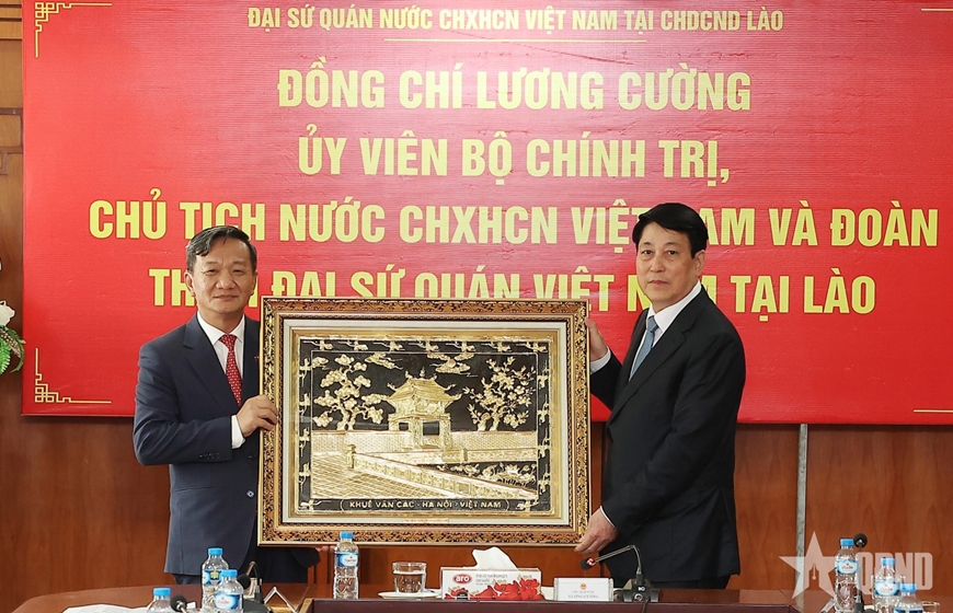 Chủ tịch nước Lương Cường thăm Đại sứ quán Việt Nam tại Lào