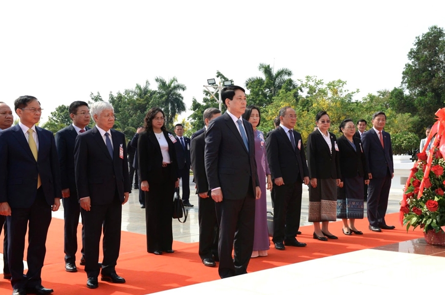 Chủ tịch nước Lương Cường dâng hoa tưởng niệm Chủ tịch Kaysone Phomvihane.