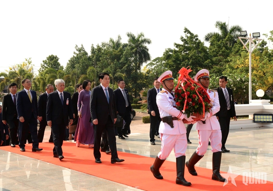 Chủ tịch nước Lương Cường dâng hoa tưởng niệm Chủ tịch Kaysone Phomvihane