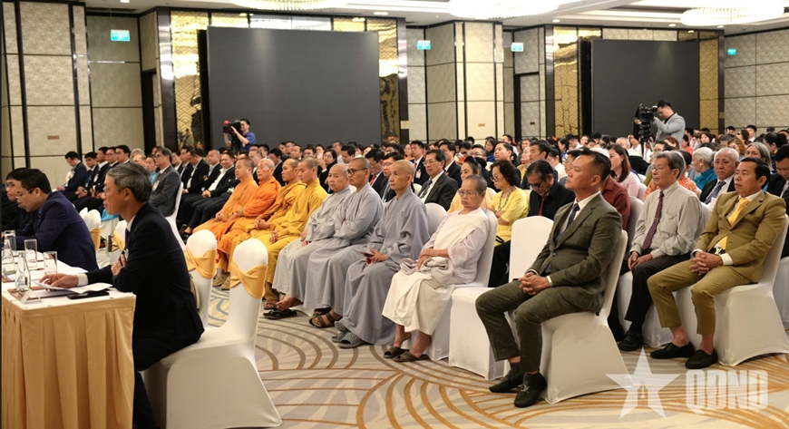 Chủ tịch nước Lương Cường gặp gỡ cộng đồng và doanh nghiệp Việt Nam tại Lào