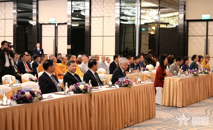 Chủ tịch nước Lương Cường gặp gỡ cộng đồng và doanh nghiệp Việt Nam tại Lào