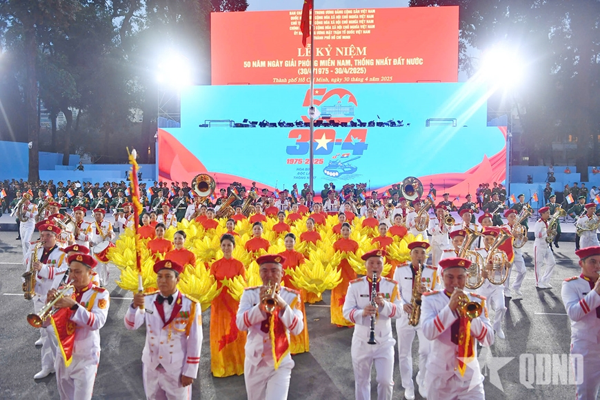 Người dân TP Hồ Chí Minh háo hức đón chờ Sơ duyệt diễu binh, diễu hành