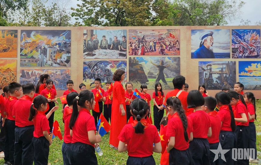 Triển lãm “Bài ca thống nhất” tái hiện ký ức hào hùng của dân tộc