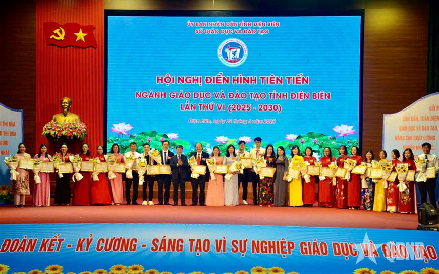 Điện Biên: Khen thưởng 65 điển hình tiên tiến ngành Giáo dục