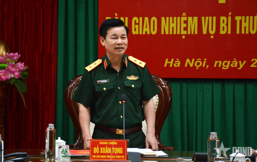 Trung tướng Đỗ Xuân Tụng chủ trì Hội nghị bàn giao chức trách, nhiệm vụ Bí thư Đảng ủy, Chính ủy Binh chủng Tăng thiết giáp